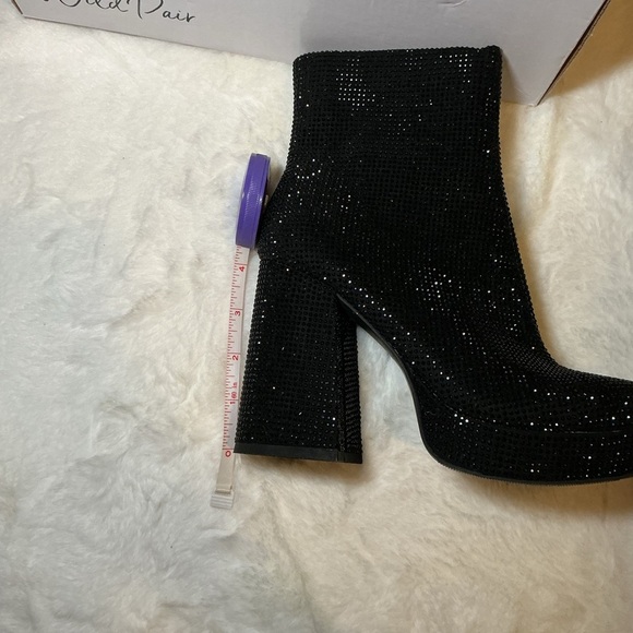 Elegant Black Ankle Boots - Picture 3 of 4